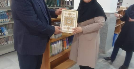 تقدیر معاون پژوهش و فناوری دانشگاه از کارمندان کتابخانه به مناسبت روز کتابدار