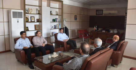 نشست مشترک دانشگاه علوم و فنون دریایی خرمشهر و اداره‌کل شیلات استان خوزستان با هدف گسترش همکاری‌های علمی، پژوهشی و فناورانه در حوزه شیلات و آبزی‌پروری برگزار شد.